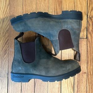 BLUNDSTONE Chelsea boots size 9.5W worn once!